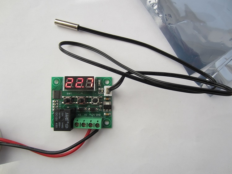 Termoreguliatorius - termostatas 12V 3 skaičių